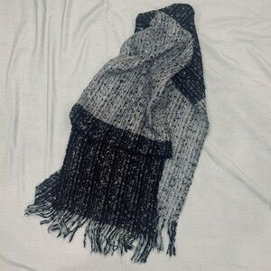 Noelle Gray Black Bouclé Scarf Shawl Wrap Knitted Fringe EUC‎